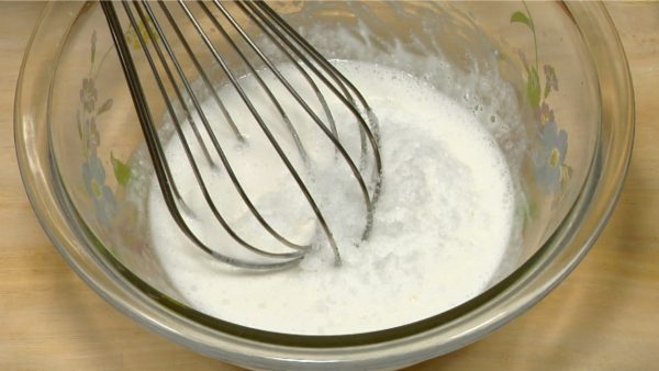 Retira cualquier grumo de harina y agrega el azúcar a la mezcla de harina.