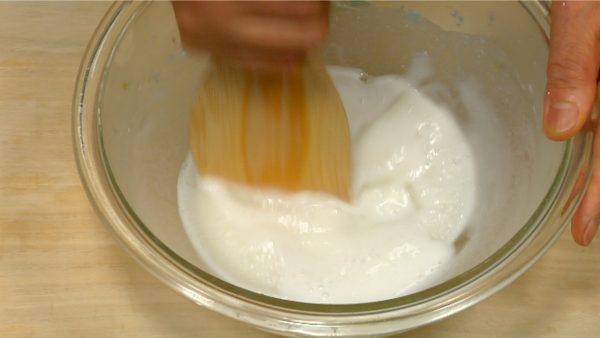 Retira el bol y mezcla la masa con una espátula de madera.