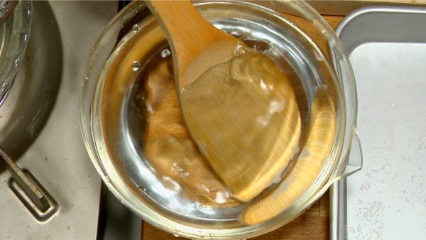 Retira el bol, humedece la espátula y mezcla bien la masa.