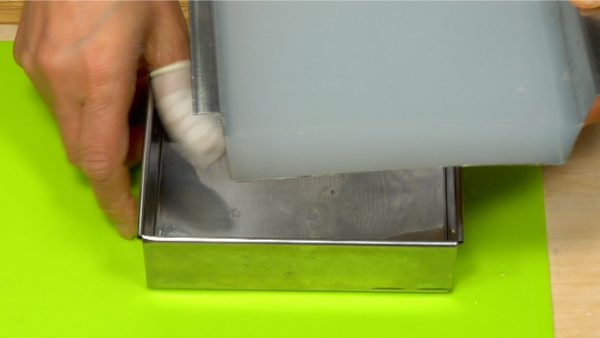 Cortemos el kanten. Saca el kanten del recipiente y colócalo en una tabla de cortar.