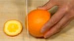 ネーブルオレンジを切ります。上下の皮を切り落とします。