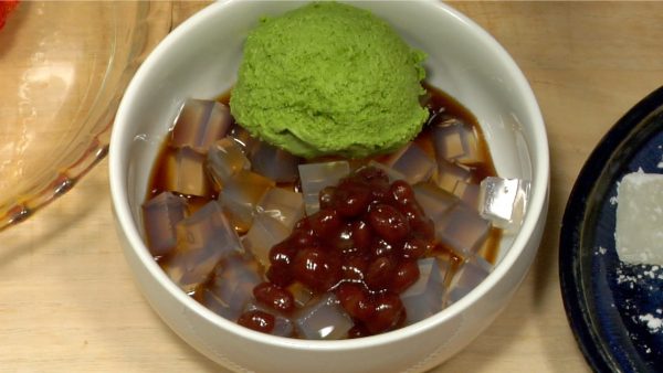 Place the sweet red bean paste and one scoop of Matcha Ice Cream on the Kanten.