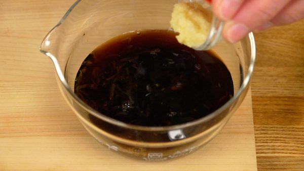 Next, combine the soy sauce, vinegar, lemon juice, dashi stock and grated ginger root, and mix the sauce.