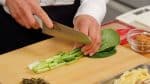 小松菜を3cm長さに切り、軸と葉の部分を分けておきます。