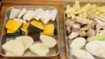 Potong-potong kentang, labu kabocha, lobak daikon dan naganegi (daun bawang panjang) seukuran 1 cm.