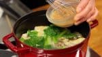小松菜の葉の色が鮮やかになったら、お玉で煮汁をみその入ったボウルに溶き入れます。