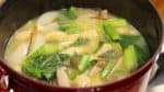 Ha nem csak egy féle miso áll rendelkezésedre, mindenképp próbáld ki a kettő kombinációját, ezzel még finomabbá téve a levest.