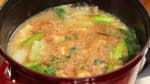 Használhatunk akár szárított bébi szardíniát is (niboshit), de az az elejétől fogva kell főzni a levesben, a többi hozzávalóval együtt.