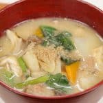 Sopa de Miso Sustanciosa (La Comida Japonesa Más Saludable con Muchos Vegetales)