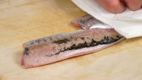 First, with a paper towel, remove the excess moisture from the sashimi-grade aji, horse mackerel fillets.