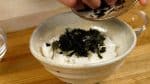 Ensuite, préparez le Namero Chazuke. Couvrez le riz chaud avec de l'algue nori déchirée en petits morceaux.