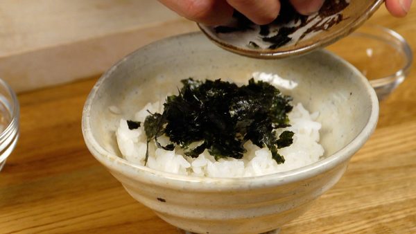 Next, let’s make the Namero Chazuke. Cover the hot steamed rice with the torn nori seaweed pieces.