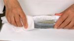 Như đang thấy, để aji (cá sòng Nhật Bản) lên thớt thái phủ một tấm giấy. Loại bỏ số nước thừa bằng khăn giấy.