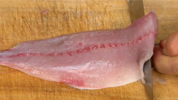 Place the back of the blade between the fillet and the skin.