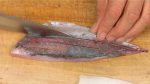 Enfin, coupez les filets en morceaux de sashimi. Faites deux entailles peu profondes dans le sens de la longueur dans le filet.