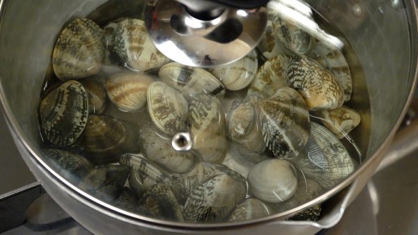 Cover with a lid. Then, turn on the burner. Cooking the clams gradually will help to make the savory dashi stock.