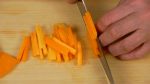 Cắt cà rốt thành các lát mỏng và sau đó thái thành các dải mỏng.