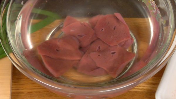 First, place the pork liver pieces into a bowl of water. Lightly rinse and let it sit for about 10 minutes to reduce the amount of blood in the liver.