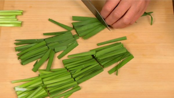 Cut the leaf part of the nira into 5~6 cm (2"~2.4") pieces.