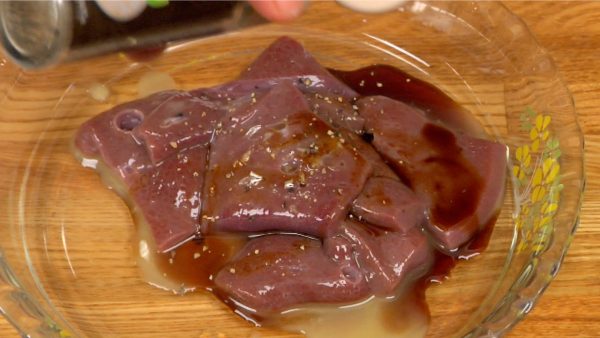 Finally, let’s marinate the liver. Add the ginger root juice, sake, soy sauce and the pepper.