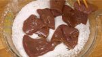 Now, lightly remove the excess marinade and place the liver pieces onto a plate covered with potato starch.