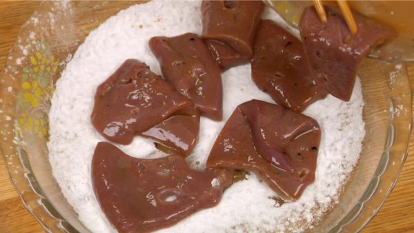 Now, lightly remove the excess marinade and place the liver pieces onto a plate covered with potato starch.