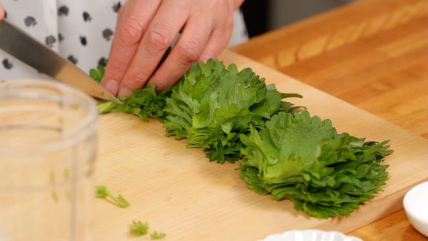 D'abords, préparez la sauce pesto japonaise. Retirez les tiges des feuilles de shiso.