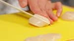 And now, let’s make the carpaccio. Slice each scallop into 3 slices. Make sure to use sashimi-grade fresh scallops. For each cut, wipe the knife with a dampened towel to help make a clean cut.