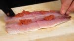 Couvrez les sardines avec la pâte d'umeboshi uniformément.