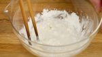 Để lại một số cục bột trong bột và tránh trộn quá tay. Điều này giúp bột có kết cấu giòn.