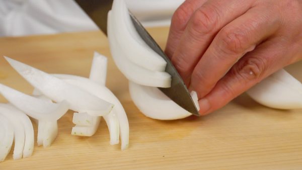 Coupez les oignons en lanières d'1 cm (ou 1/2 inch) le long des fibres. 