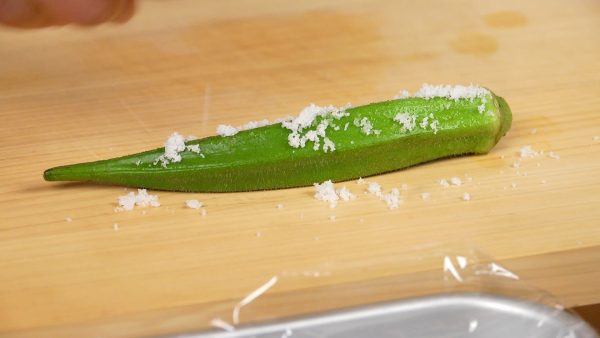 Cho muối vào đậu bắp và cuốn nó trên bề mặt phẳng để loại bỏ lông tơ. Rửa đậu bắp và loại bỏ kĩ nước.