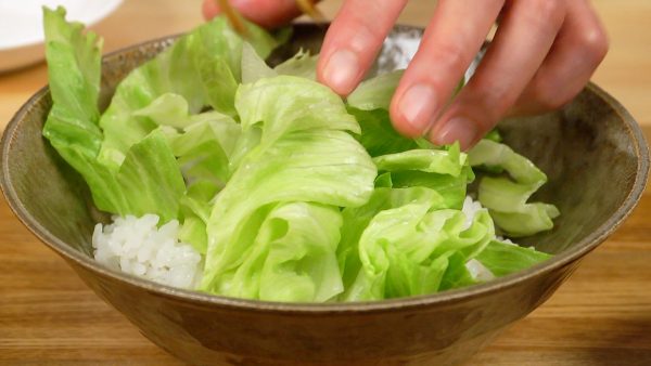 Lasst uns das Butadon machen. Legt etwas geschnittenen Salat auf den abgekühlten Reis.