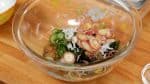 Agrega el alga wakame, las morallas shirasu blandas y el jengibre myoga.