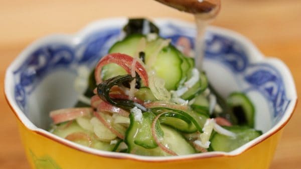 Place the cucumber sunomono into a bowl. Finally, sprinkle on a little extra vinegar sauce.