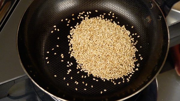 And now, let’s make the Goma-ae. First, lightly re-toast the toasted sesame seeds. Stir the sesame seeds over heat until they are nice and hot, but be careful not to burn them.