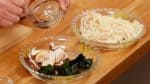 Versez l'assaisonnement sur les nouilles udon, l'algue wakame réhydratée et les champignons shiitake. Cela va développer le goût. 