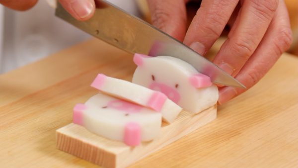 We have a kamaboko fish cake shaped like a pig. Isn’t it so cute? Cut out 3 slices of kamaboko. The thickness is about 8mm or a third of an inch.