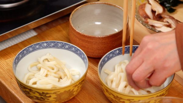 And now, let’s make the odamaki-mushi. Place the udon noodles into each cup.