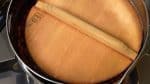 Usa un coperchio di legno, chiamato otoshibuta, che aiuta i fagioli a cuocere uniformemente mentre si riduce il brodo. Quando inizia a bollire, riduci il fuoco al minimo.