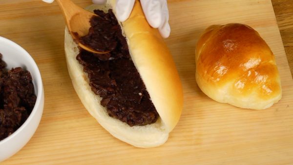 And now, let’s make the ogura butter sand. Spoon the anko into the koppepan, a type of bread roll.