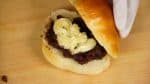 Buatlah sebuah potongan di roti gulungnya (roti butter roll) dan masukkan anko dan mentega kedalamnya.