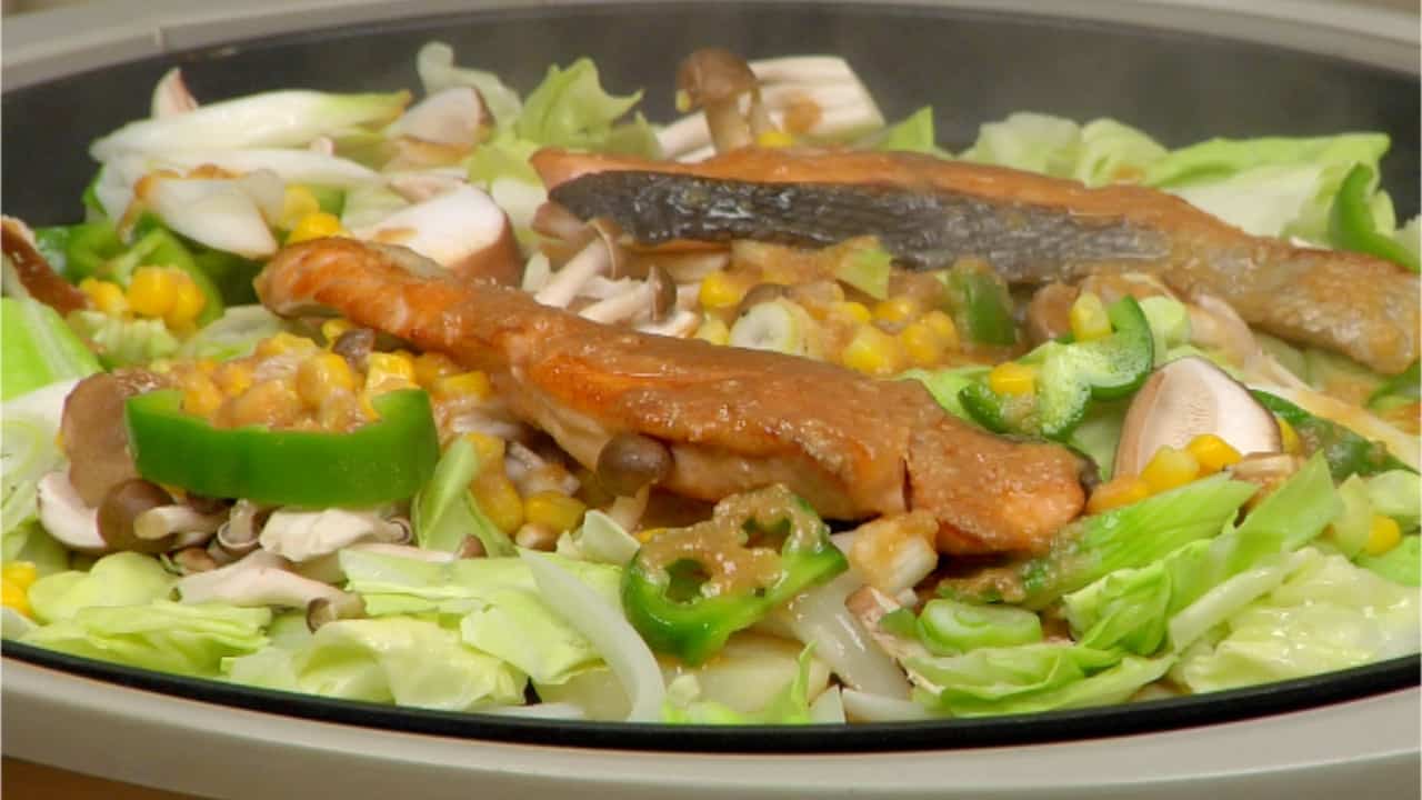 鮭のちゃんちゃん焼きの作り方 ホットプレートを使う味噌味のレシピ クッキングウィズドッグ