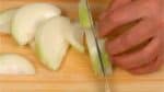 Coupez l'oignon le long des fibres en tranches d'1 cm (0.4 inch). Séparez les couches à la main.