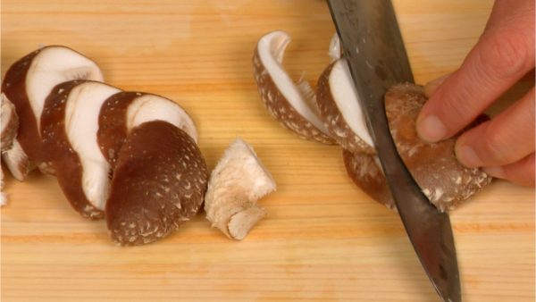 Cut off the stems of the shiitake mushrooms. Slice the caps into thin slices.
