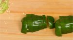 Slice the pepper into 1 cm (0.4") strips crosswise.