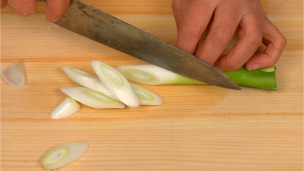 Slice the long green onion into 7~8 mm (0.3") slices using diagonal cuts.