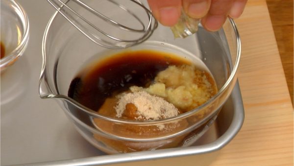 Let's make the sauce for Chan Chan Yaki. Combine the miso, sake, sugar, soy sauce and grated ginger root.