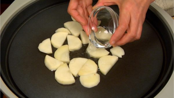 Distribute the potato slices evenly and pour on the water.