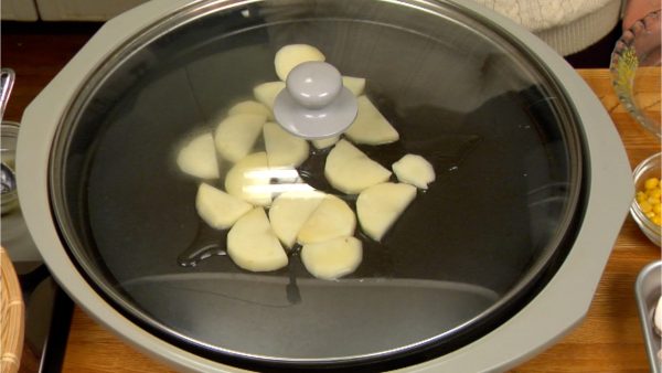 Cover with a lid and turn the heat to high. Cook the potato for about 5 minutes.